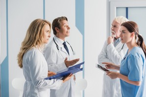 Chefarzt Besprechung Viele Ärzte die sich beraten
